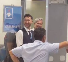 Lampedusa, in aeroporto tutti cantano Baglioni alla presenza del cantautore