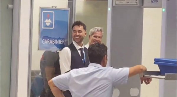 Lampedusa, in aeroporto tutti cantano Baglioni alla presenza del cantautore