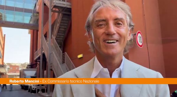 Mancini dribbla le domande sulla Nazionale “Devo già allenare i politici…”