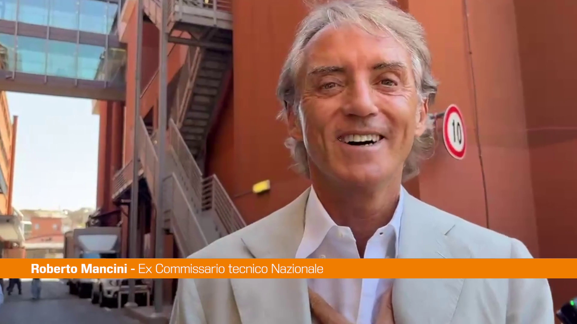 Mancini dribbla le domande sulla Nazionale "Devo gi&agrave; allenare i politici..."