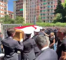 Milano, folla e applausi per ultimo saluto ad agente Polizia Locale Imprezzabile
