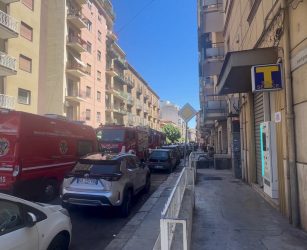 Omicidio a Palermo, un uomo si barrica in casa: le immagini