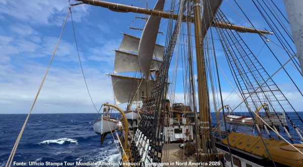 La Nave Amerigo Vespucci lascia Manhattan e viaggia verso Boston