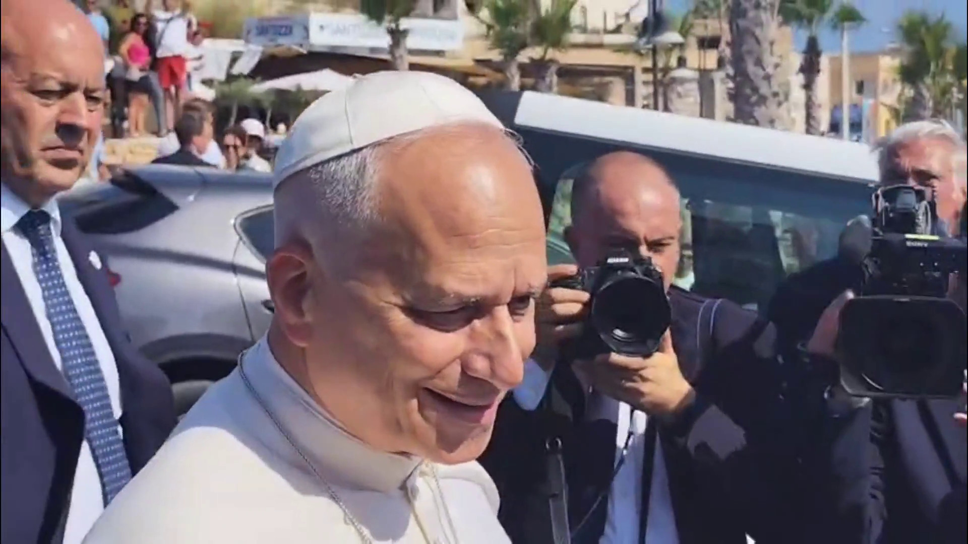 Papa Leone XIV arriva a Lampedusa e saluta i fedeli, le immagini