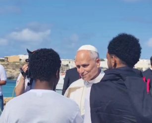 Papa Leone a Lampedusa benedice targa al molo Favaloro intitolata a Bergoglio