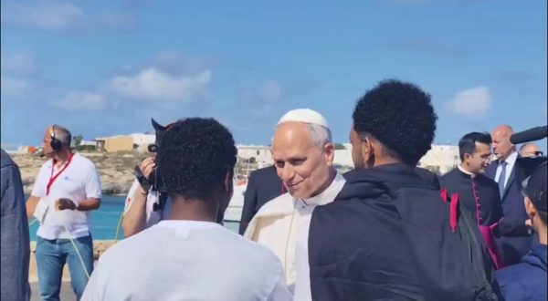 Papa Leone a Lampedusa benedice targa al molo Favaloro intitolata a Bergoglio
