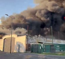 Milano, scoppia un incendio all'interno di un capannone: le immagini