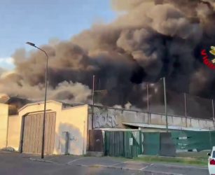 Milano, scoppia un incendio all'interno di un capannone: le immagini