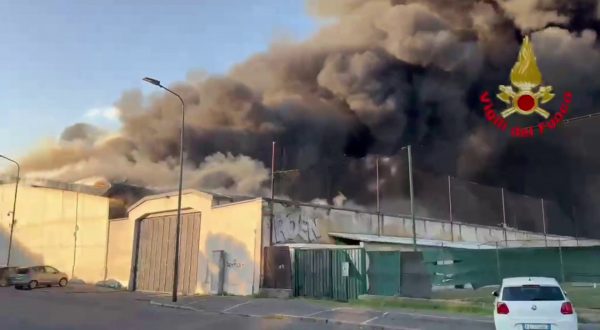 Milano, scoppia un incendio all’interno di un capannone: le immagini