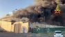 Milano, scoppia un incendio all'interno di un capannone: le immagini