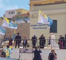 Papa Leone XIV lascia Lampedusa, le immagini