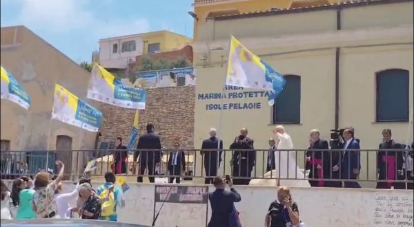 Papa Leone XIV lascia Lampedusa, le immagini