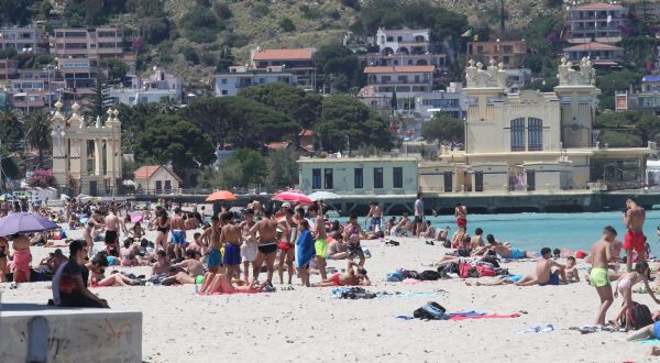 Turista morta nel mare di Mondello dopo aver accusato un malore