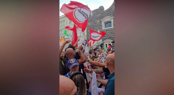 Tensione a Napoli, Potere al Popolo interrompe manifestazione Campo Largo