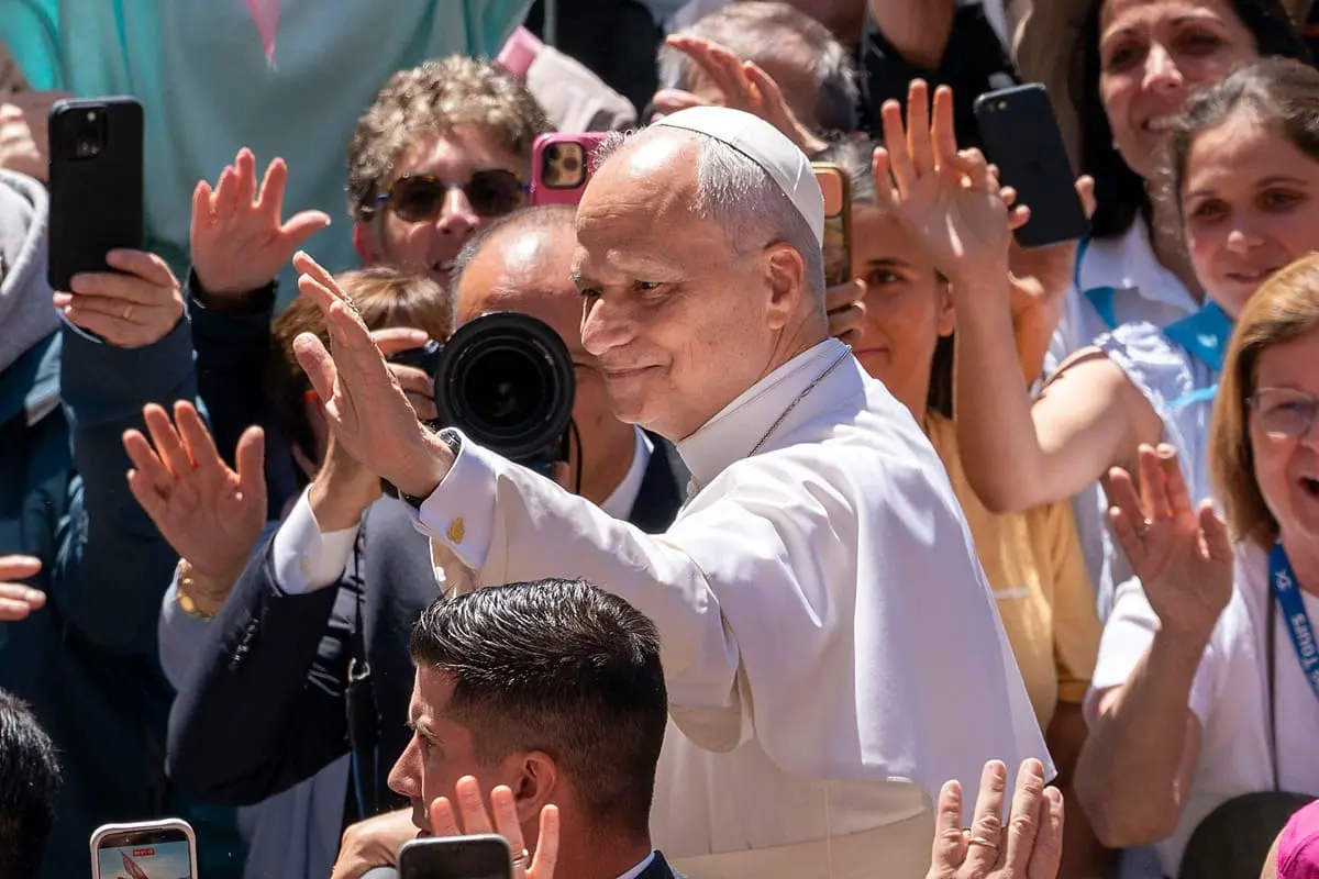 Papa Leone XIV &egrave; a Lampedusa, deposta una corona di fiori al cimitero dove sono sepolti anche i migranti