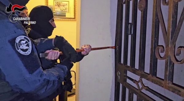 Attentati e intimidazioni ai commercianti, 15 fermi a Palermo