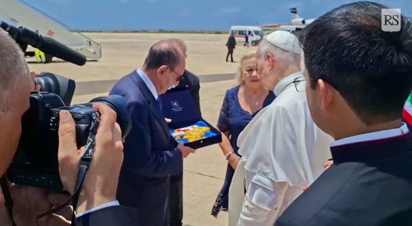 Lampedusa, il presidente della Regione Schifani dona simbolo Sicilia al Papa