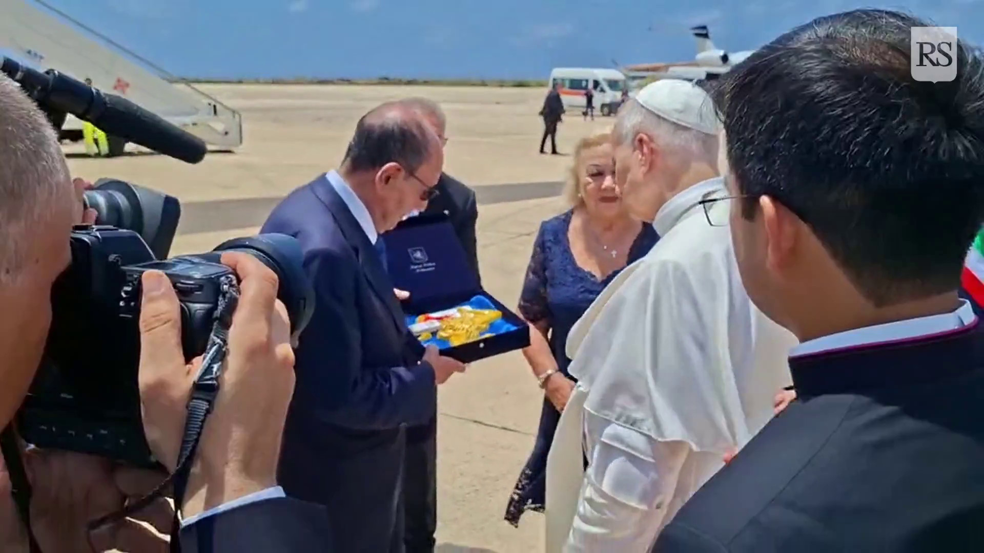 Lampedusa, il presidente della Regione Schifani dona simbolo Sicilia al Papa