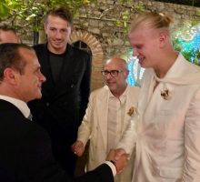 Haaland a Taormina, il sindaco De Luca lo accoglie con ironia: &ldquo;Il vero bomber sono io&rdquo;