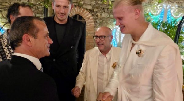 Haaland a Taormina, il sindaco De Luca lo accoglie con ironia: “Il vero bomber sono io”