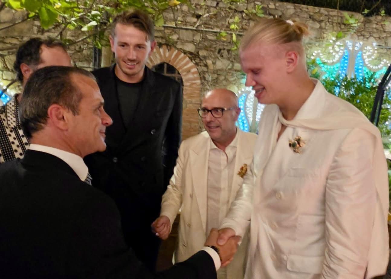 Haaland a Taormina, il sindaco De Luca lo accoglie con ironia: &ldquo;Il vero bomber sono io&rdquo;