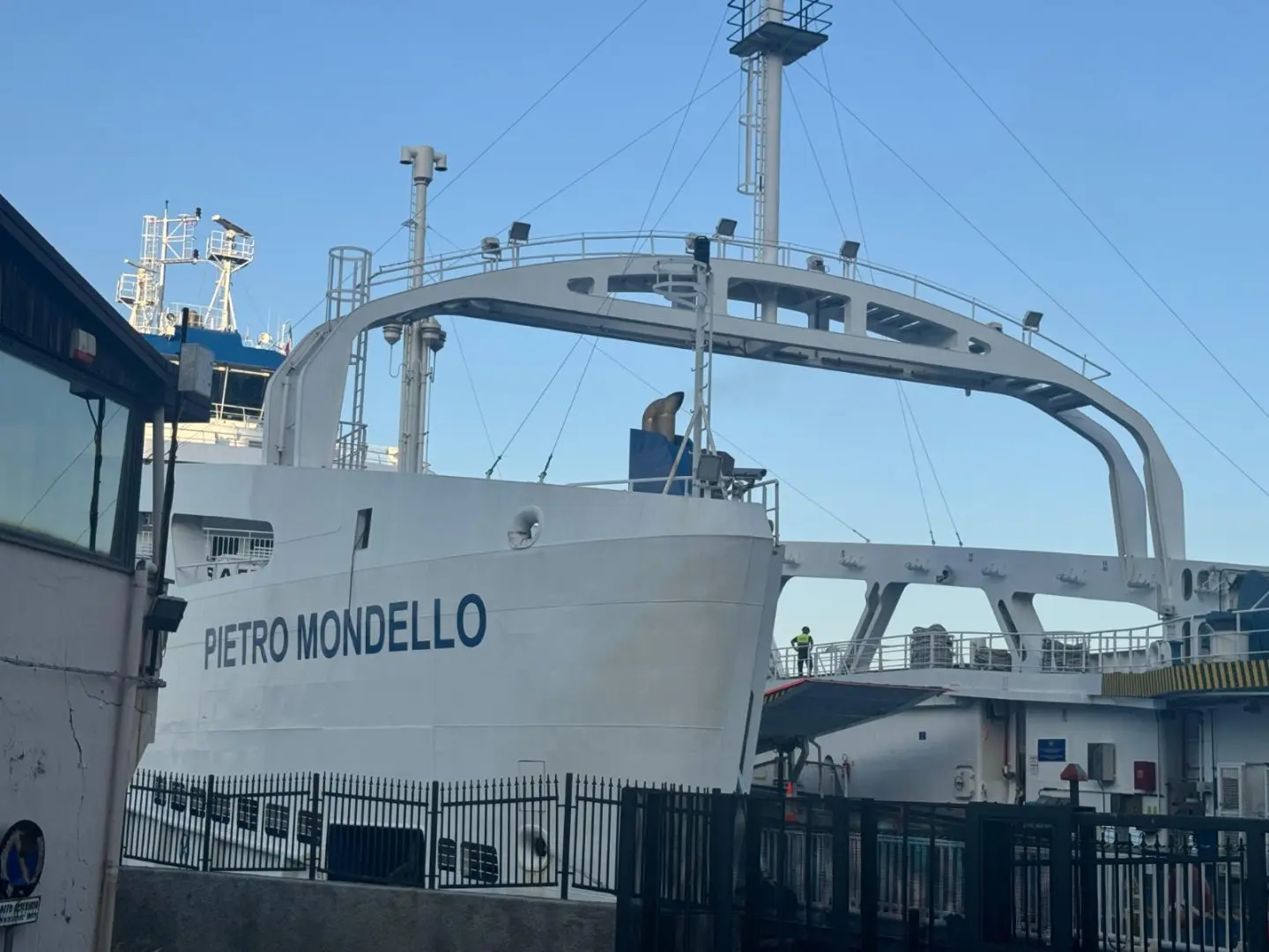 Attimi di paura a Messina, un traghetto durante l&rsquo;attracco urta una banchina: sette feriti lievi