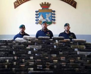 Napoli, maxi sequestro di cocaina occultata in autocisterna