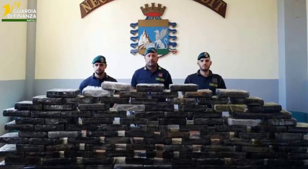 Napoli, maxi sequestro di cocaina occultata in autocisterna