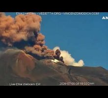 Etna, domenica mattina di attivit&agrave; eruttiva dal cratere Voragine
