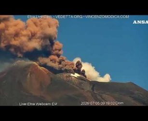Etna, domenica mattina di attivit&agrave; eruttiva dal cratere Voragine