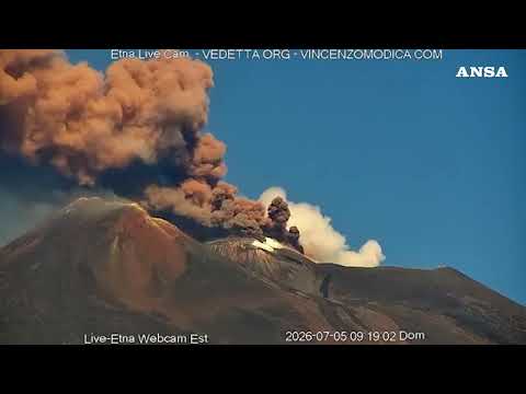 Etna, domenica mattina di attivit&agrave; eruttiva dal cratere Voragine