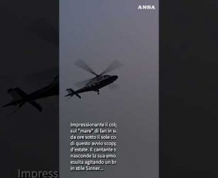Ultimo arriva dal cielo ed esulta alla vista mozzafiato sui suoi fan #ansa