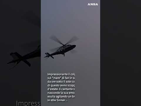 Ultimo arriva dal cielo ed esulta alla vista mozzafiato sui suoi fan #ansa