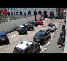 Milano, coppia di turisti rapinata davanti alla caserma dei carabinieri