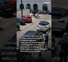 Rapinano turisti davanti a caserma Carabinieri, un arresto a Milano #ansa