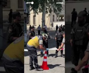 Esplosioni a Damasco durante la visita di Macron. L'Eliseo assicura: "Il presidente &egrave; al sicuro"