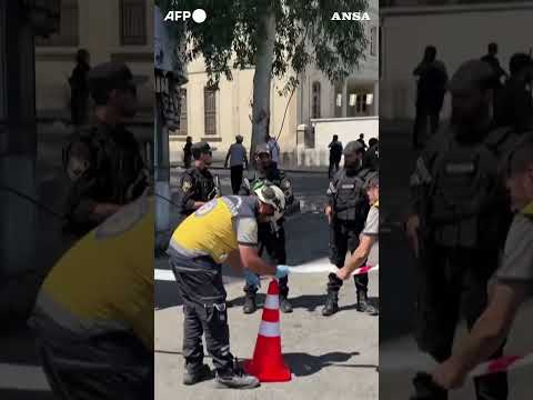 Esplosioni a Damasco durante la visita di Macron. L'Eliseo assicura: "Il presidente &egrave; al sicuro"