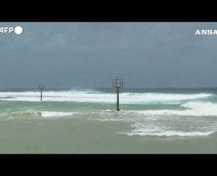 Guam dopo il passaggio del tifone Bavi con raffiche anche a 300 km/h