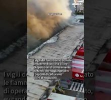 Maxi rogo a Milano, l&rsquo;inizio dell&rsquo;incendio nel deposito Bartolini #ansa