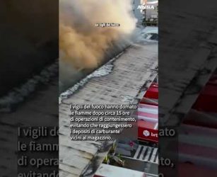 Maxi rogo a Milano, l&rsquo;inizio dell&rsquo;incendio nel deposito Bartolini #ansa