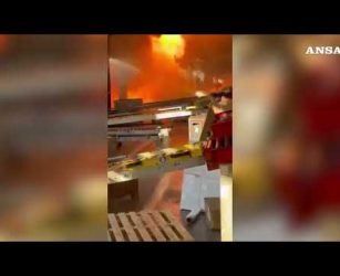 Maxi rogo a Milano, in un video le fasi iniziali dell'incendio