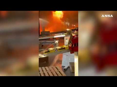 Maxi rogo a Milano, in un video le fasi iniziali dell'incendio