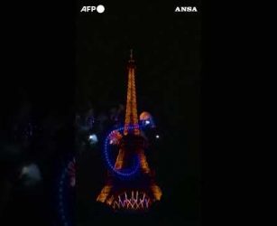 Fuochi e droni alla Tour Eiffel per la festa nazionale francese del 14 luglio #ansa