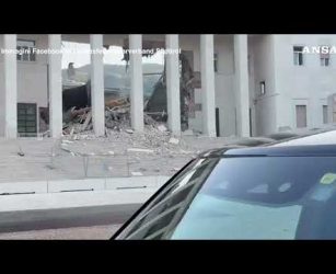 Crolla parte del palazzo del tribunale di Bolzano #ansa