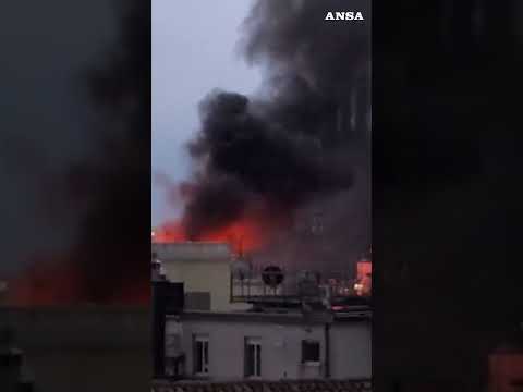 Milano, in fiamme un palazzo vicino alla Rinascente #ansa
