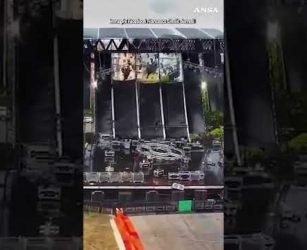 A Napoli crolla il palco dentro l&rsquo;ex base Nato di Bagnoli, gravi i danni ma nessun ferito