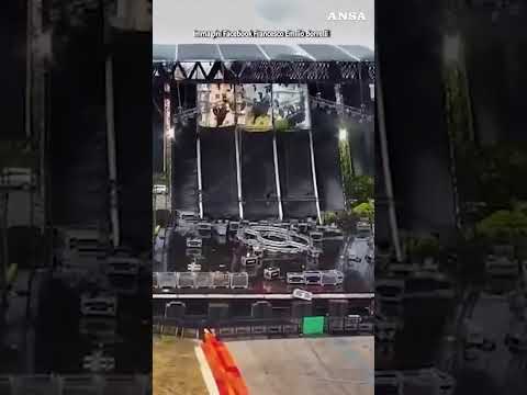 A Napoli crolla il palco dentro l&rsquo;ex base Nato di Bagnoli, gravi i danni ma nessun ferito