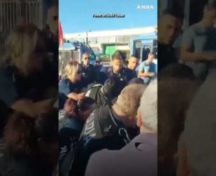 Scontri nel pratese tra polizia e operai, sgomberato il presidio ai magazzini Acca #ansa