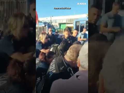 Scontri nel pratese tra polizia e operai, sgomberato il presidio ai magazzini Acca #ansa
