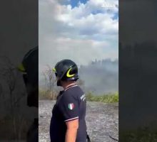 Roma Nord, incendio in un'area verde con vista San Pietro #ansa